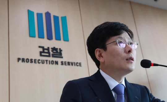 발언하는 여환섭 수사단장      (서울=연합뉴스) 한종찬 기자 = 김학의 전 법무부 차관의 성폭행·뇌물수수 의혹 사건을 규명할 수사단 단장으로 임명된 여환섭 청주지검장이 1일 오후 수사단 사무실이 마련된 서울 송파구 서울동부지방검찰청에서 언론 브리핑을 하고 있다. 2019.4.1      saba@yna.co.kr  (끝)